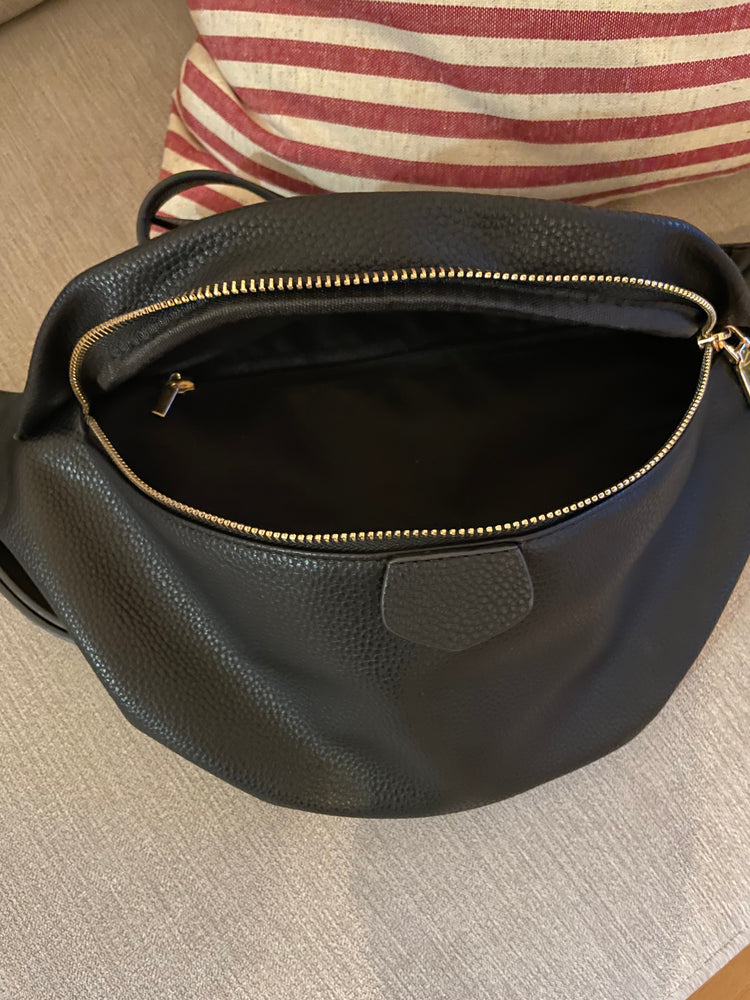 Elegantní, nadčasová crossbody ledvinka v černé barvě