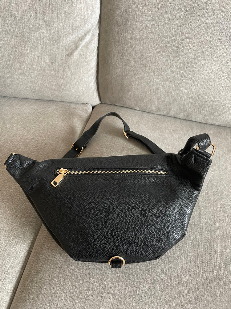 Elegantní, nadčasová crossbody ledvinka v černé barvě