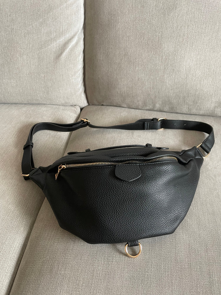 Elegantní, nadčasová crossbody ledvinka v černé barvě